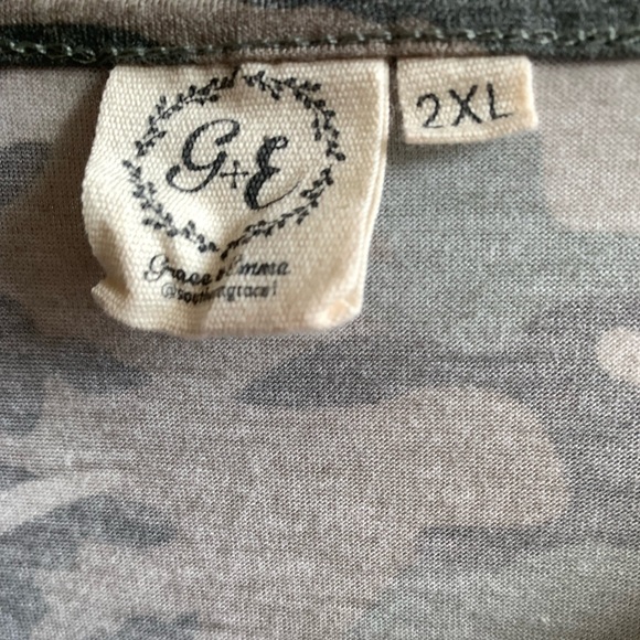 GRACE & EMMA Camouflage Gold Sequin Women's Plus Size 2XL Top Shirt Camo Fall - Picture 3 of 9